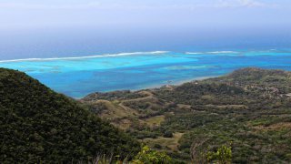 La vue depuis le sommet d'El Pico à Providencia dans les Caraïbes