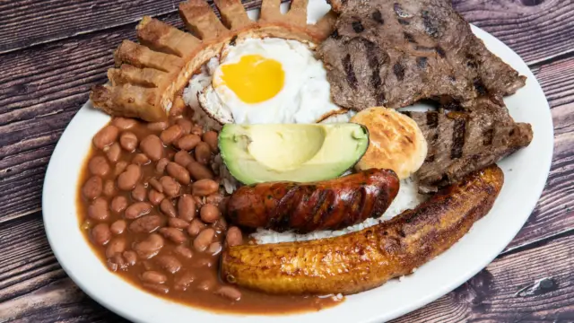 La bandeja paisa colombienne