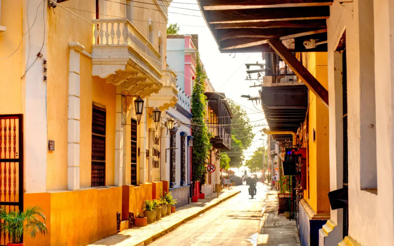 Les rues du centre historique de Santa Marta en Colombie