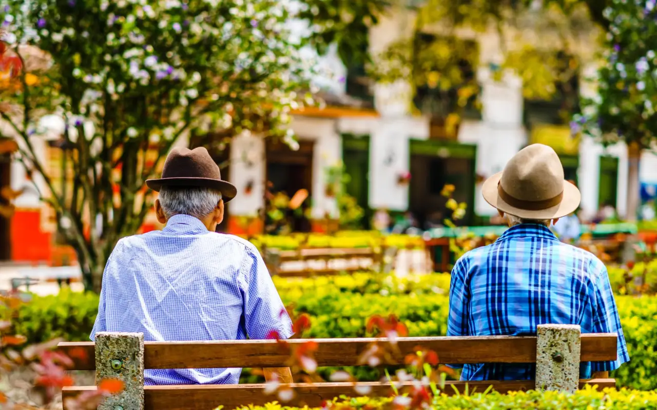 Colombiens sur un banc dans le village de Jardin en Colombie