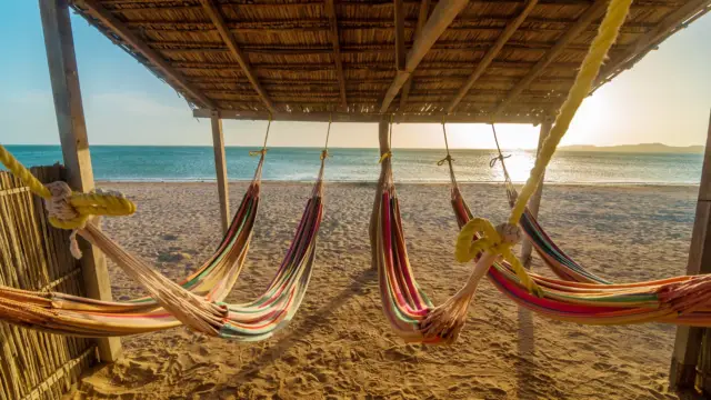 Hamacs sur une plage de Colombie