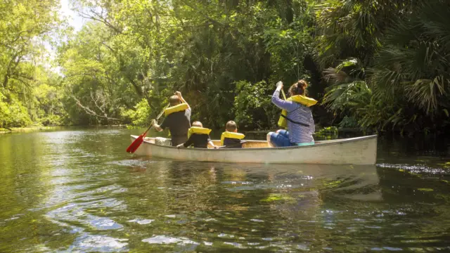 Canoe en famille sur une rivière