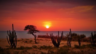 Coucher de soleil dans le désert de la Guajira en Colombie