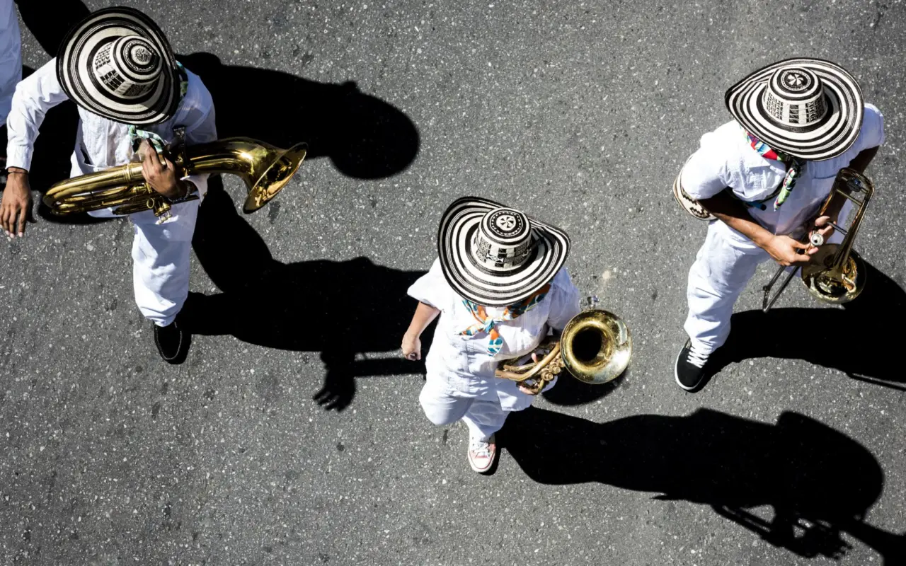 Musiciens pendant un défilé de la Fête des Fleurs