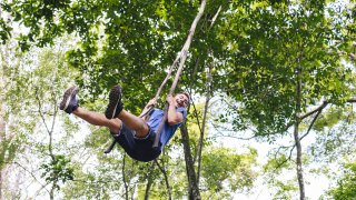 Un enfant dans la jungle de Minca en Colombie