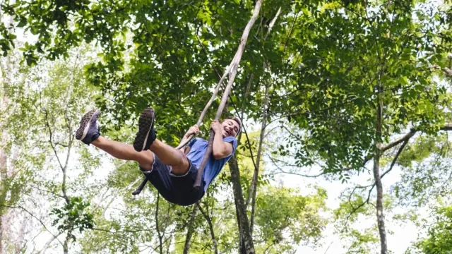 Un enfant dans la jungle de Minca en Colombie