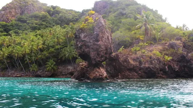 En kayak dans le parc de McBean Lagoon