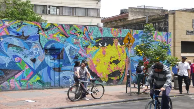 À vélo dans le centre ville de Bogota en Colombie