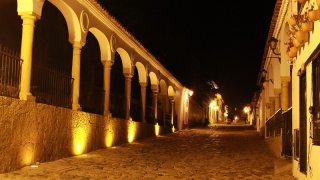 Le village de Villa de Leyva de nuit en Colombie