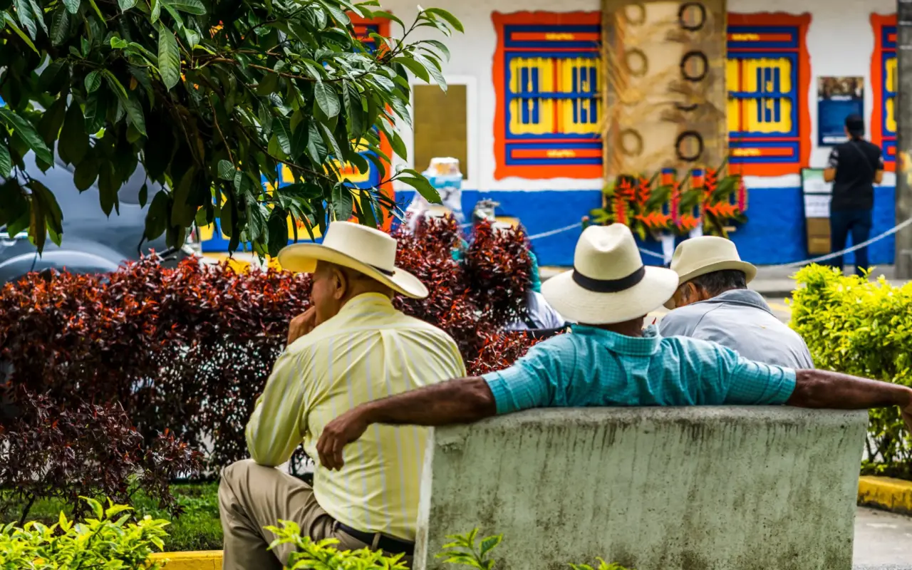 Des Colombiens sur un banc de la place principale de Filandia en Colombie