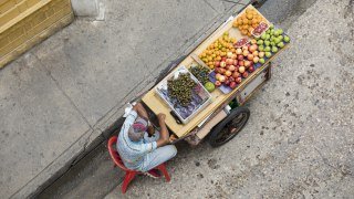 Un vendeur de fruits exotiques à Carthagène