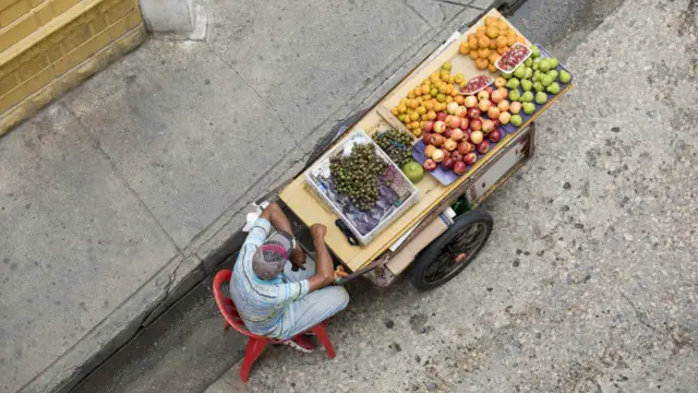 Un vendeur de fruits exotiques à Carthagène
