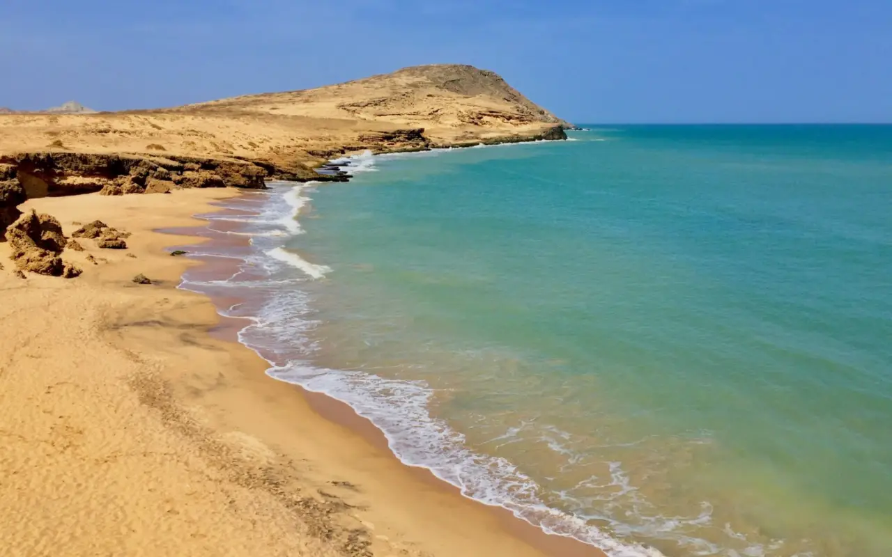 Plage et paysage désertique de la Guajira