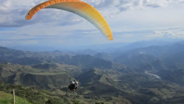 Parapente près de San Gil dans le Santander en Colombie
