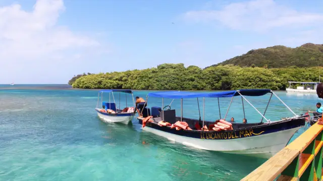 Bateau dans l'archipel San Bernado en Colombie