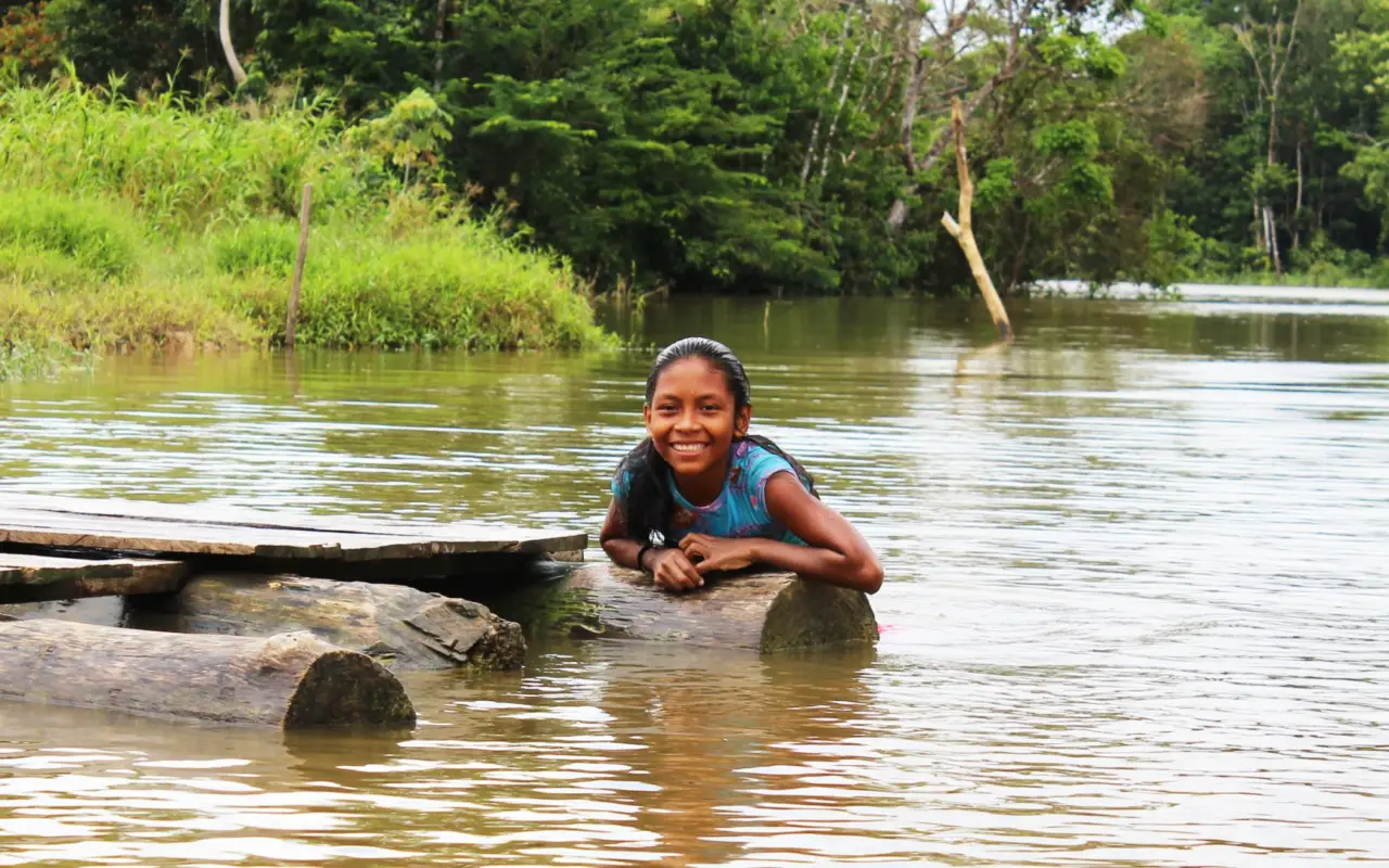 Petite fille d'une communauté indigène d'Amazonie
