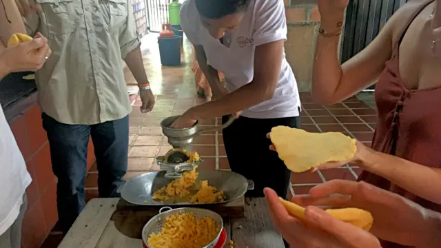 Confection d'arepas à Medellin