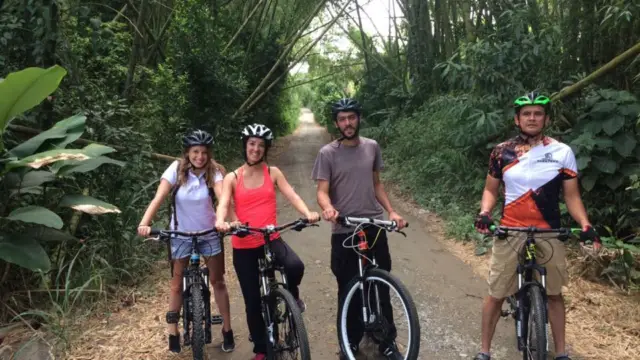 Balade à vélo en famille dans la région du café