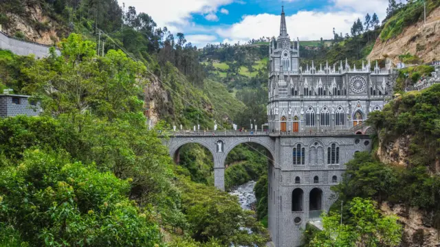 Le sanctuaire las Lajas est logée dans la Cordillère des Andes