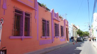 Rues coloniales colorées de Santa Marta en Colombie