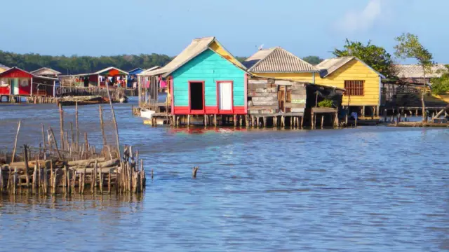 Maison flottante dans la Cienaga en Colombie