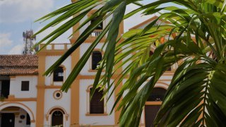 Les places ensoleillées de Mompox en Colombie