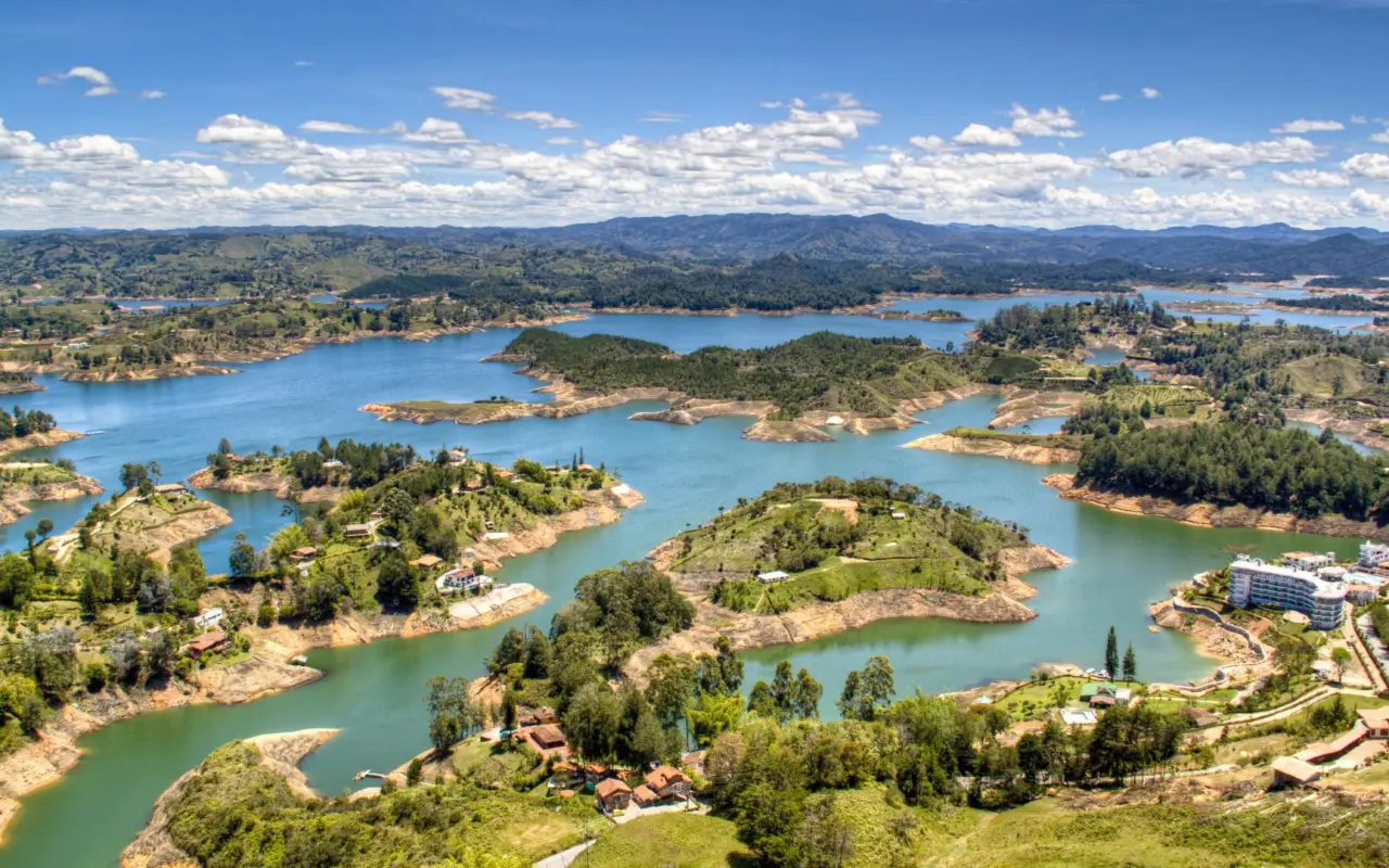 Les lacs de Guatapé en Colombie près de Medellin