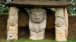  3 anciennes statues à San Augustin 