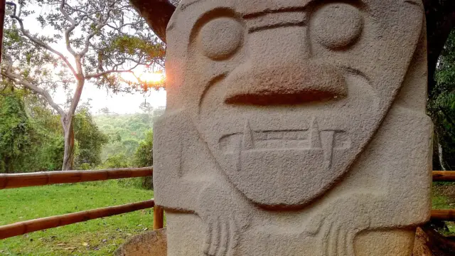 L'une des statues de San Augustin