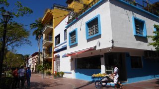 Les ruelles animées de Santa Marta en Colombie