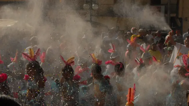 Le carnaval de Negros y Blancos, une fête multicolore
