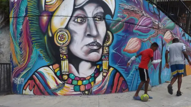 Deux enfants jouant au football dans la comuna 13
