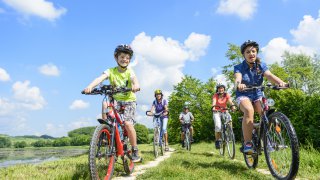 Famille en vélo en Colombie